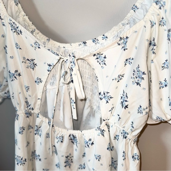 Altar’d State | Floral Puff Sleeve Top - White and Blue floral | Originality - Picture 4 of 5